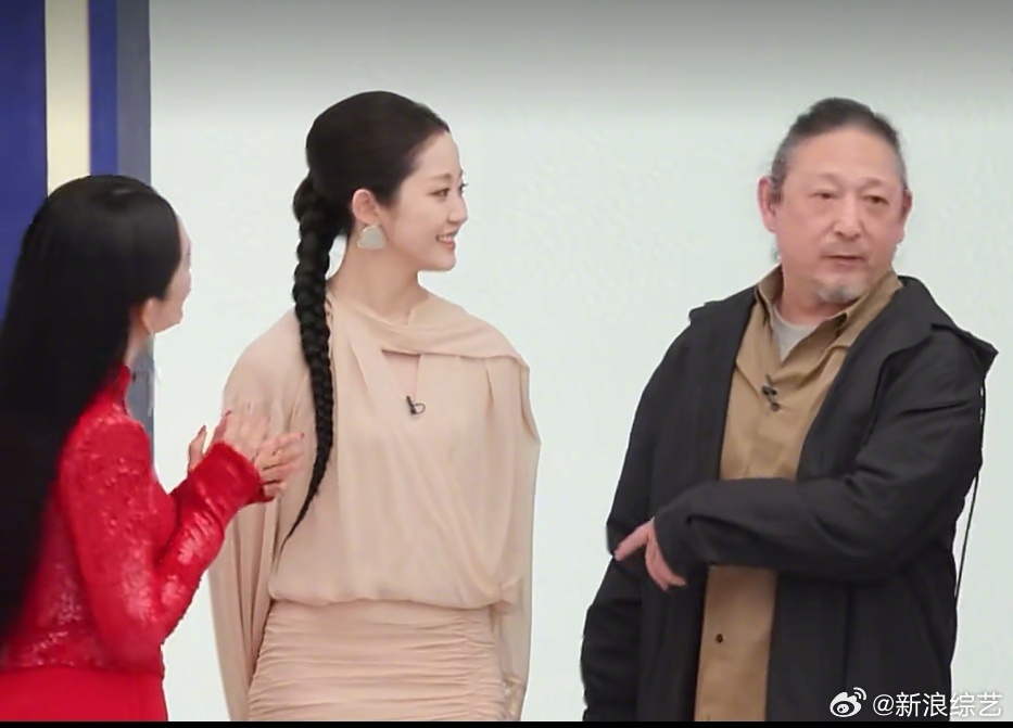 三宝表情 看着自家社恐老公被镜头怼到无处可躲，估计心里又好笑又心疼。的表情全程写