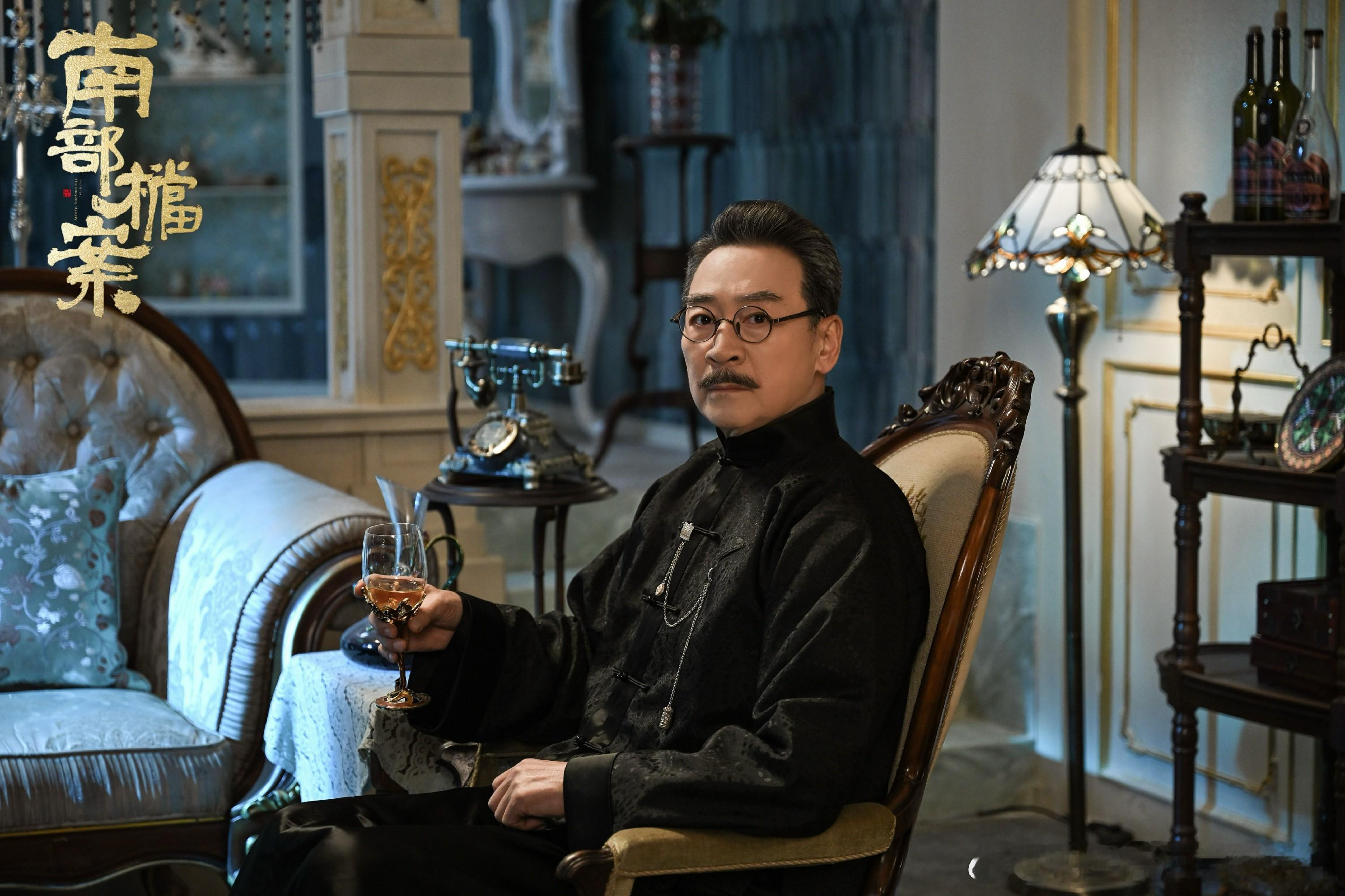 寇振海《南部档案》热播 寇振海饰演船王董时昌气场全开 随着《南部档案》的热播，寇
