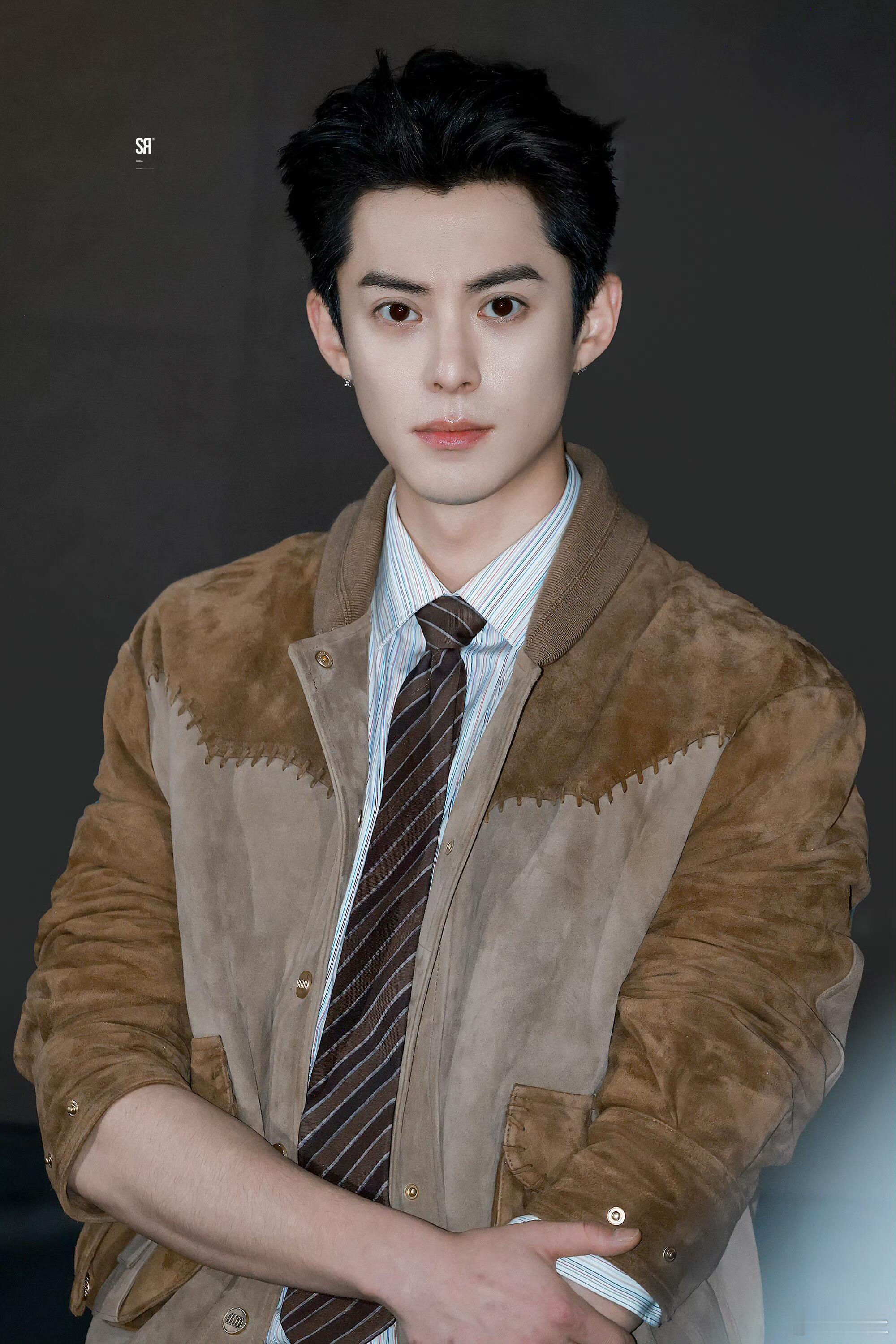 .王鹤棣让你击中粉丝没让你击毙冤种又可爱的双向奔赴太好嗑，粉丝玩梗互动，王鹤棣默