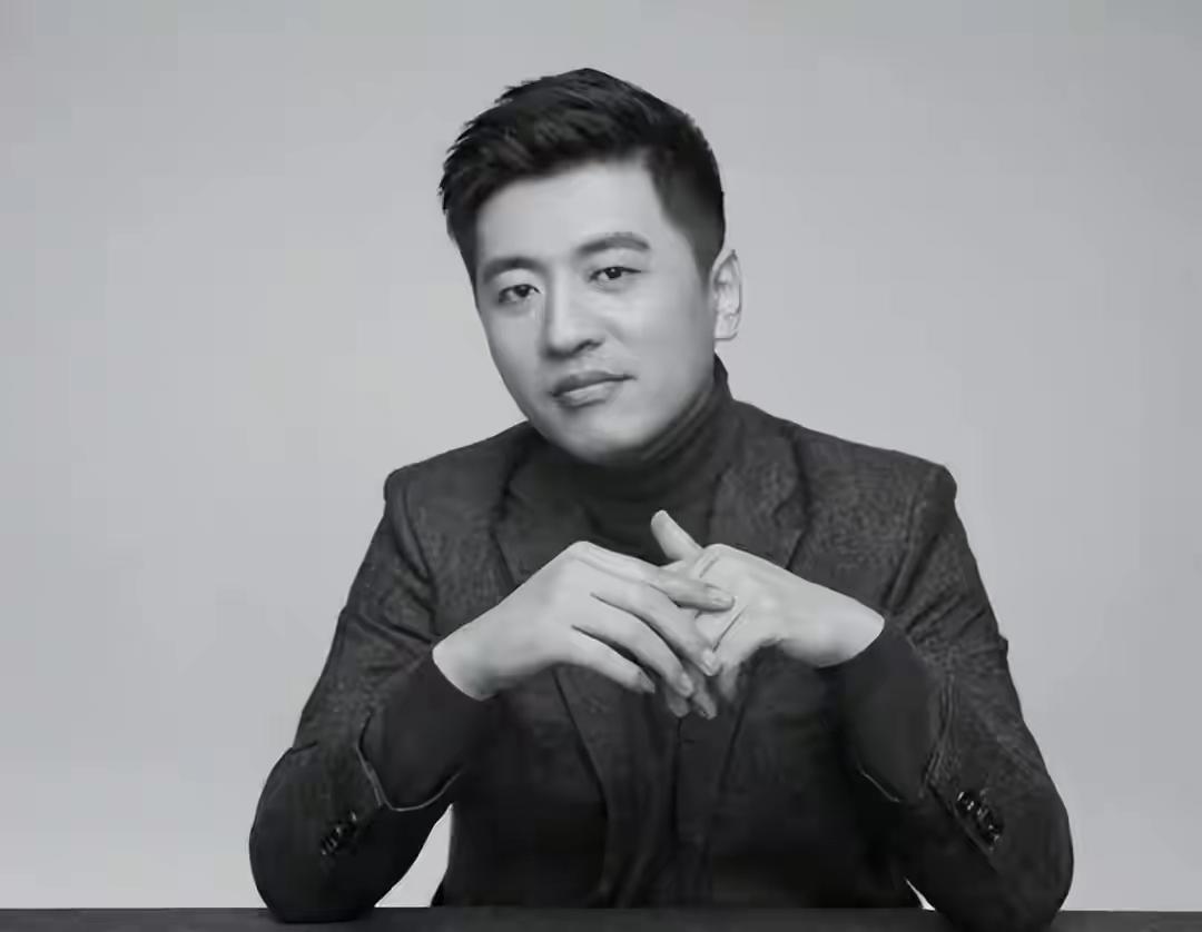 运动一定要适量，一定要量力而行，千万不能逞强追求大运动量。很多人喜欢跑马拉松，每