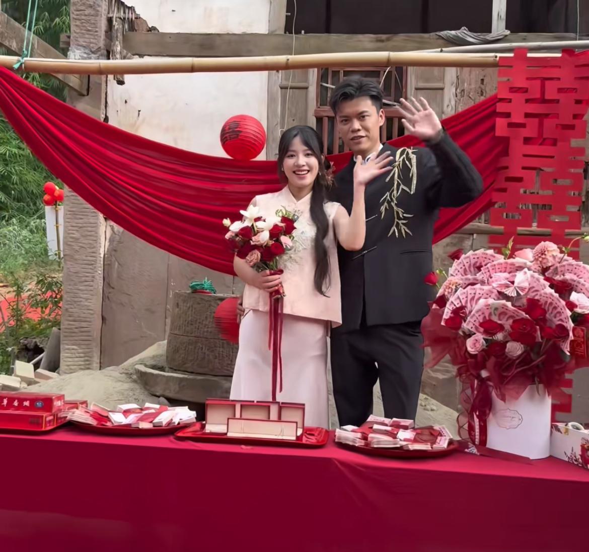 网红阿梓与鸟哥订婚现场太豪横，现金20万只多不少，五粮液12瓶，猪大腿两大块，另