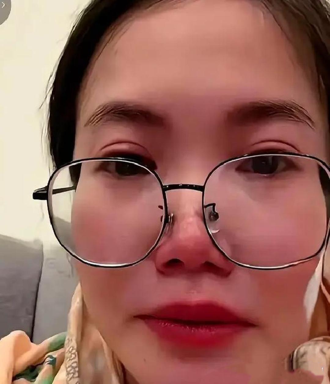 广西在编女教师为爱远嫁巴基斯坦，如今被困深宅满心悔恨
 
真的让人无比惋惜！曾经