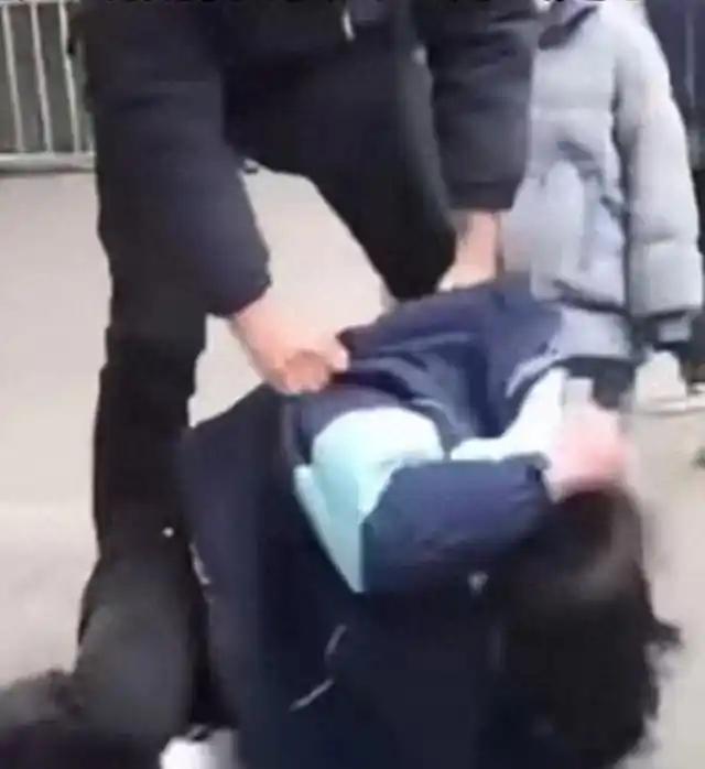 吵翻天！重庆，一中学检查学生的仪容仪表，一名男生因为染烫了头发，被老师按在地上强