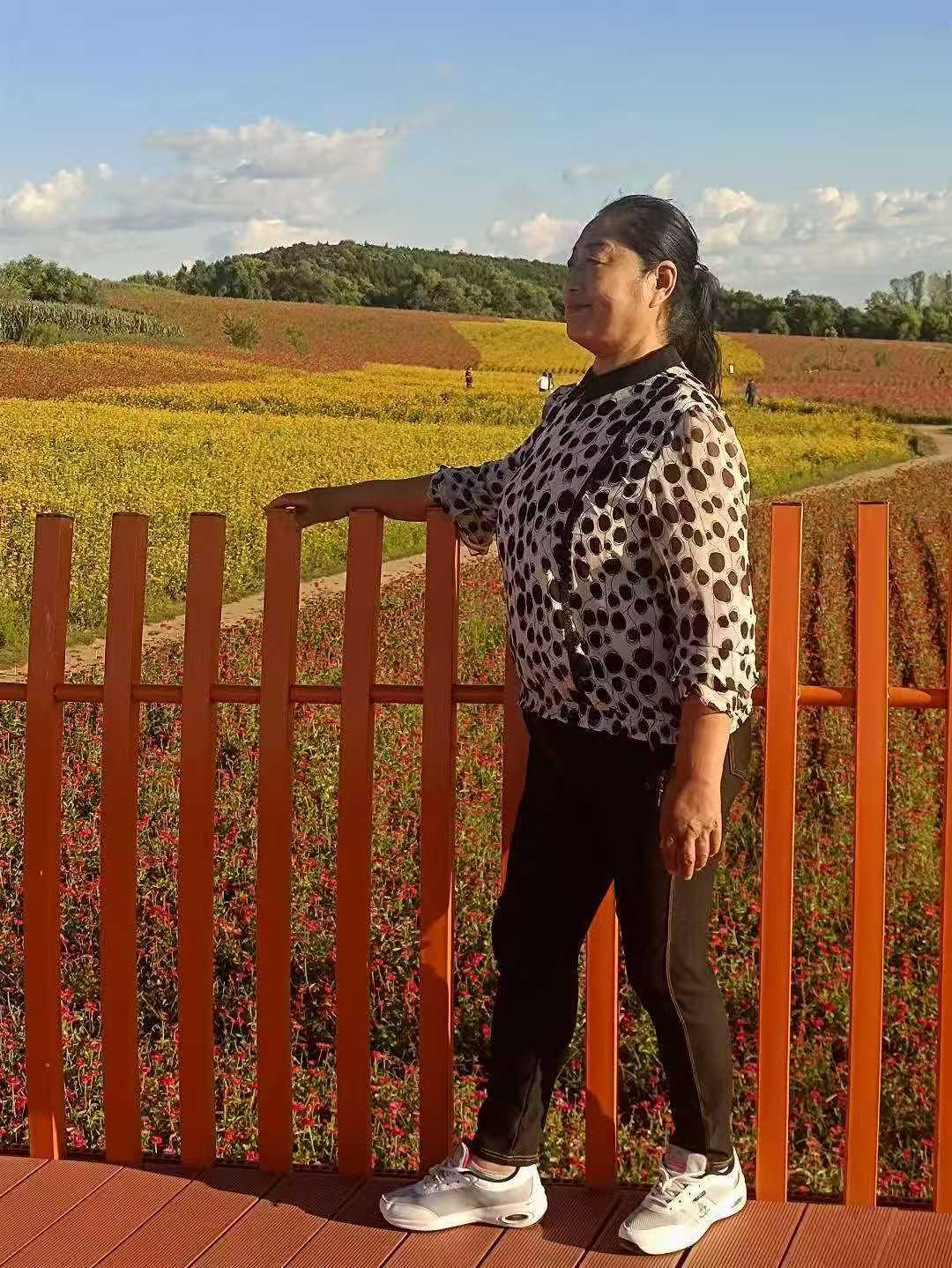 这是去年秋天去吉林松花湖随手拍的一张照，天空简直绝了！远望松花江两岸，金黄金黄的