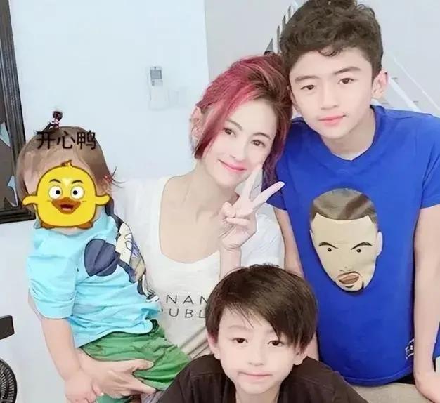 张柏芝晒三儿子正面照，竟然是个混血儿，生父应该不是谢霆锋。

张柏芝三儿子的生父