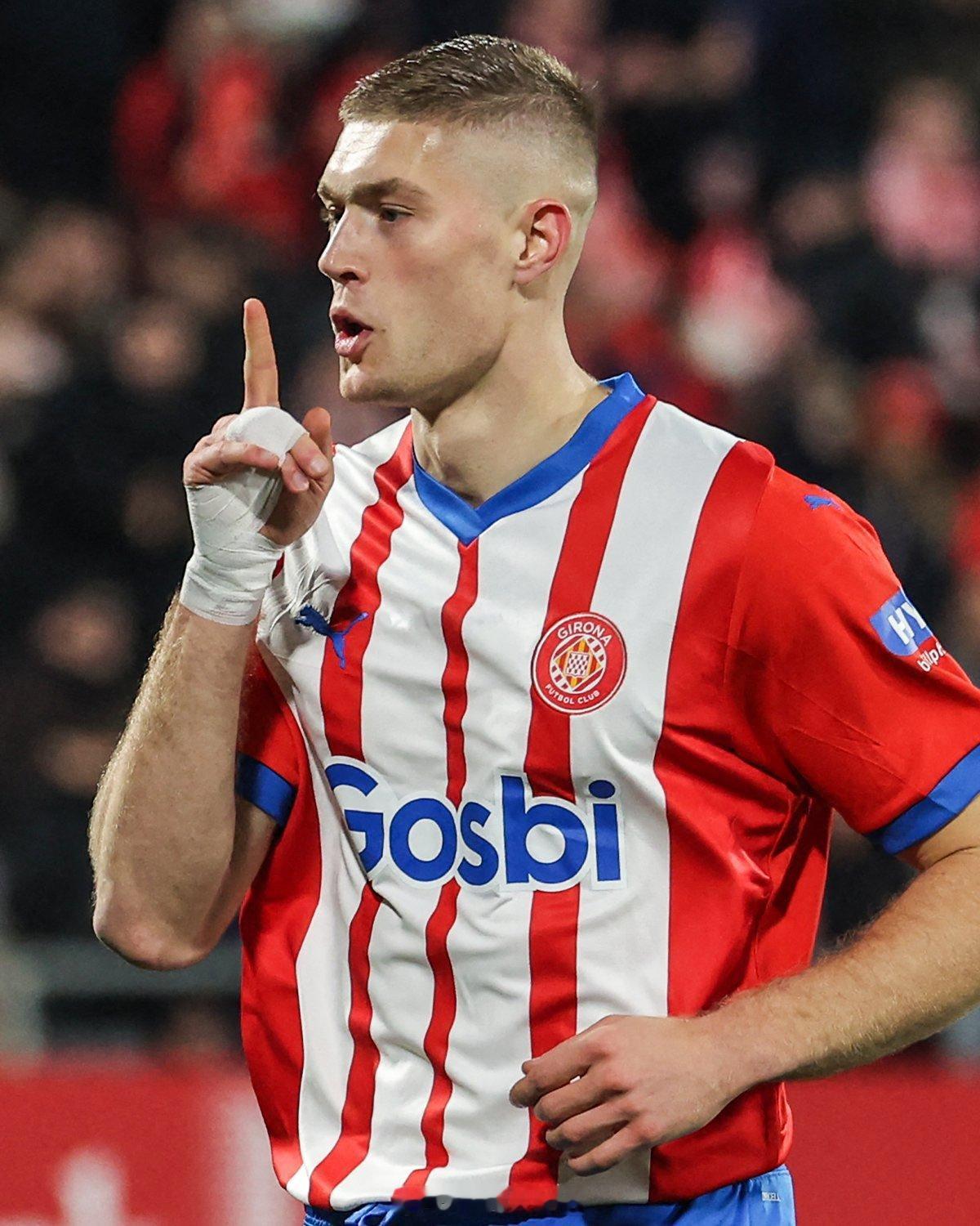 迪马济奥说是球员也愿意去罗马，但是西班牙这边有人说球员不想离开西班牙，他很生气，