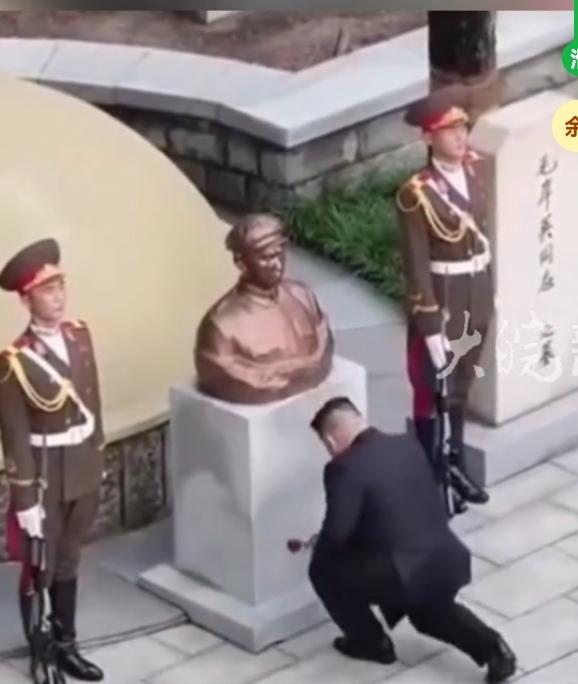 青山处处埋忠骨，感激时刻，身着正装，神情肃穆，缓步来到墓碑和雕像前，单膝跪地，向