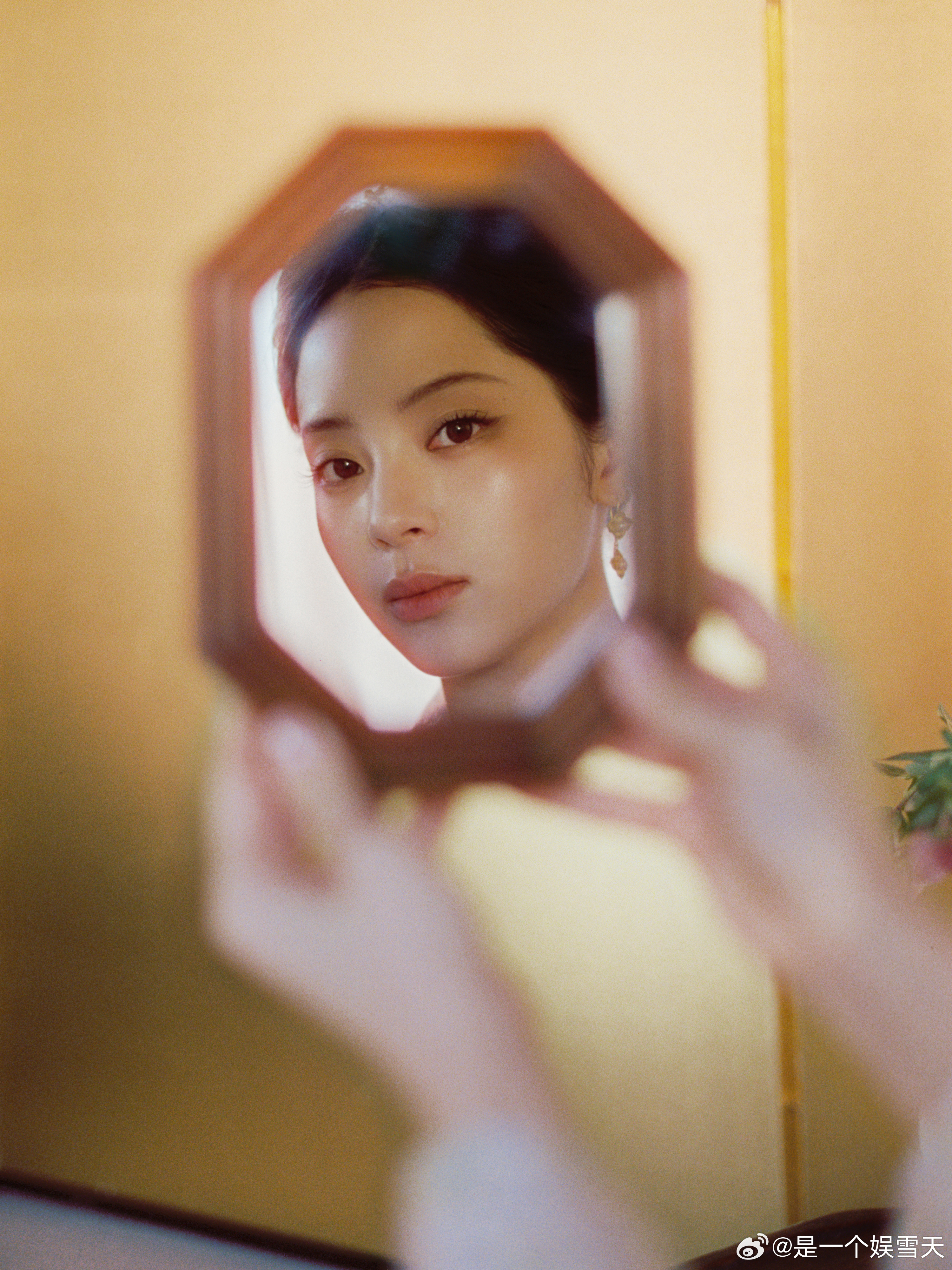 欧阳娜娜欧阳娜娜古装 元宵写真美到犯规！粉调妆造高级温柔，耳间细饰添韵味，仿佛从