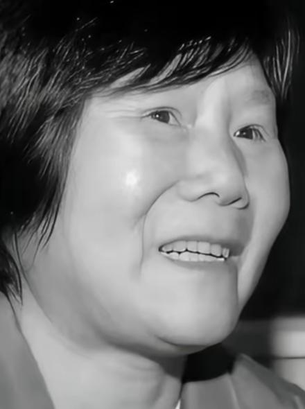 1975年，湖北神农架几名妇女正在田里挖洋芋时，一位女孩因为内急跑去树林中解决，