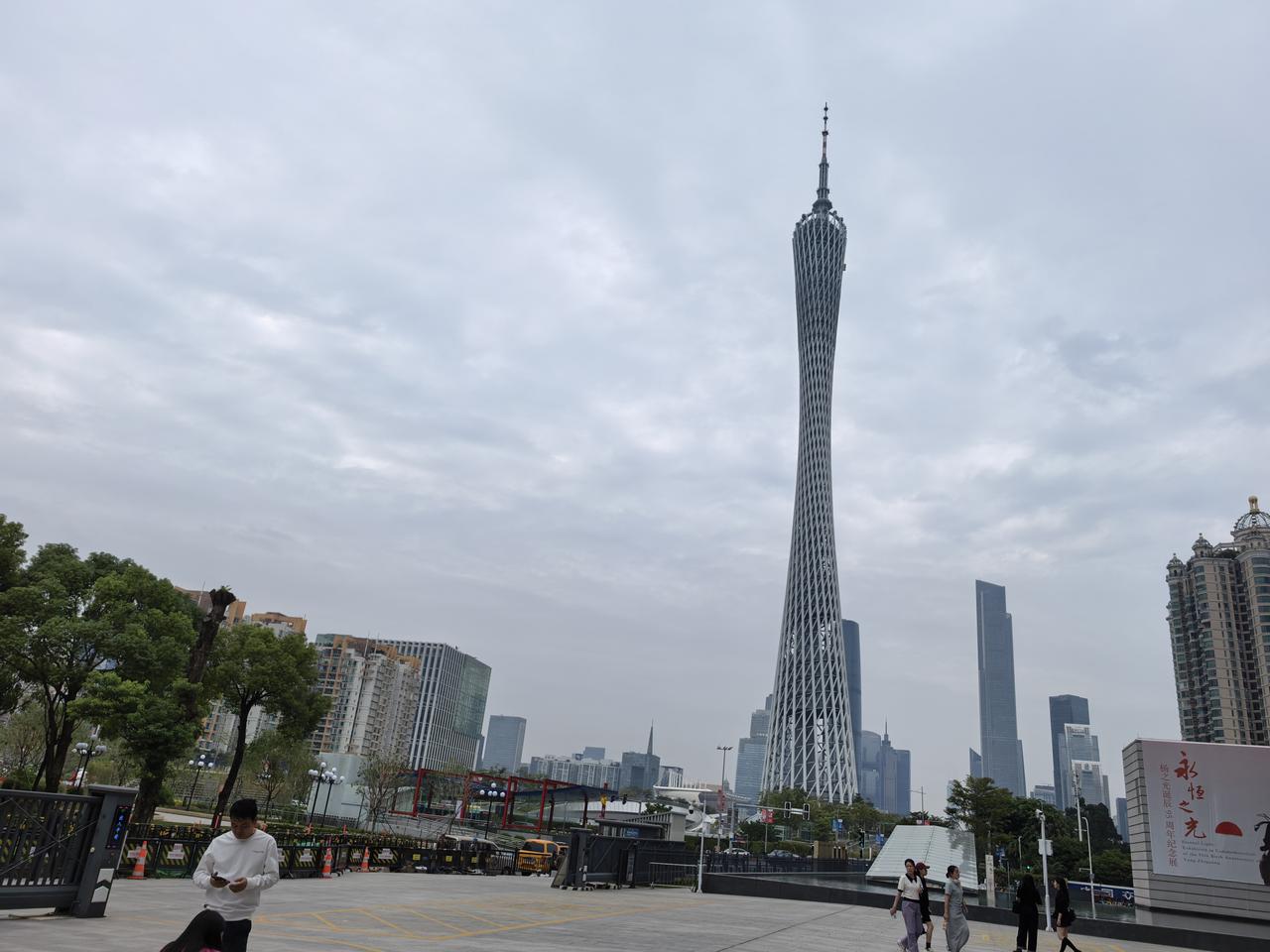 广州塔被老百姓称为“小蛮腰”，具体、形象、生动、可爱，真正的起名大师在民间。
