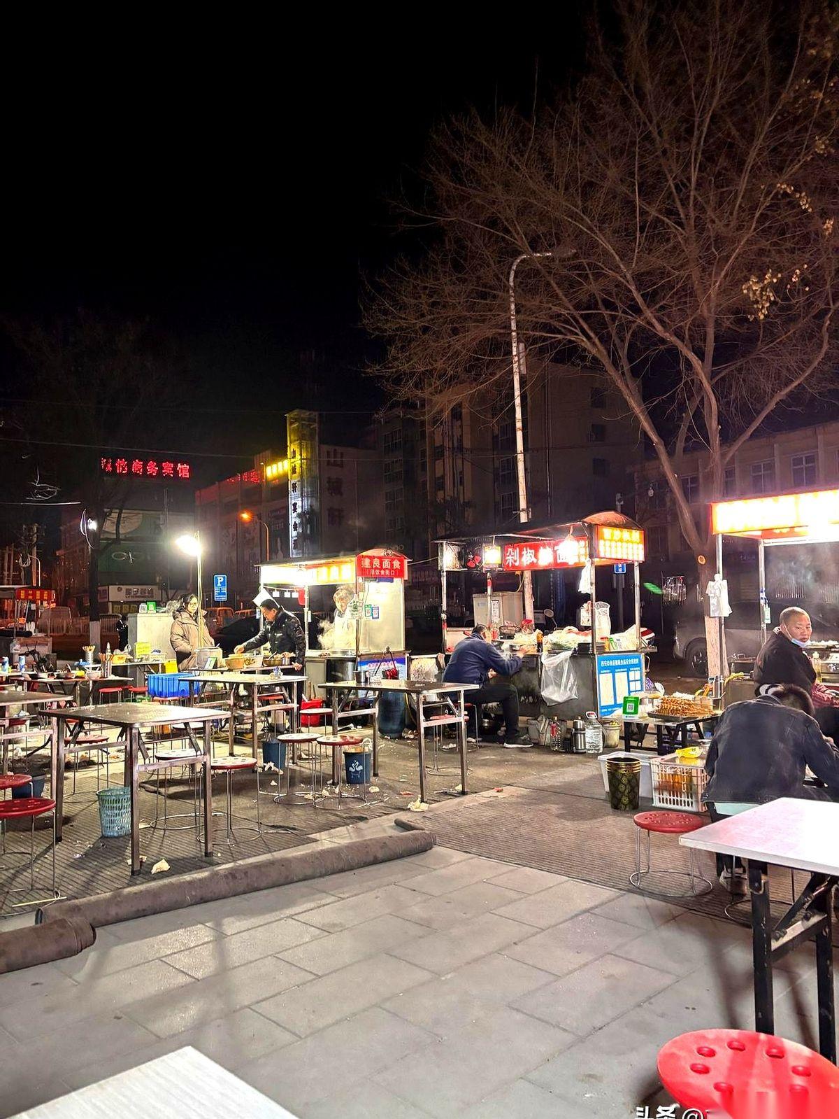 递交辞职信的那晚，堂弟两口子觉得未来是铺满金条的康庄大道。那份每月合共一万三、五