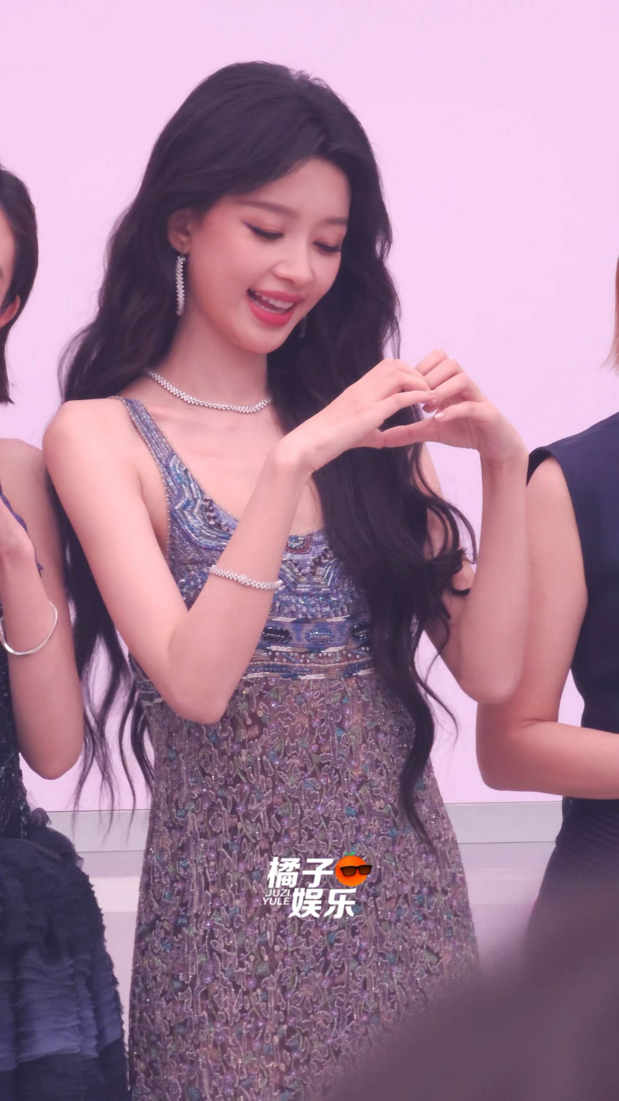 孙怡脸颊比心饭撒好可爱的吧🥰🥰🥰孙怡脸颊比心饭撒