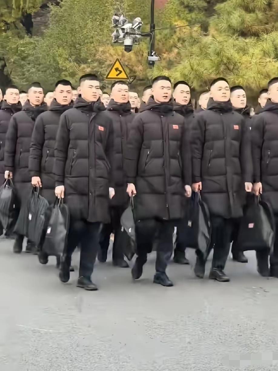 你猜他们的羽绒服是什么牌子？
答案可能让你重新认识军品。
在故宫看到国旗护卫队换