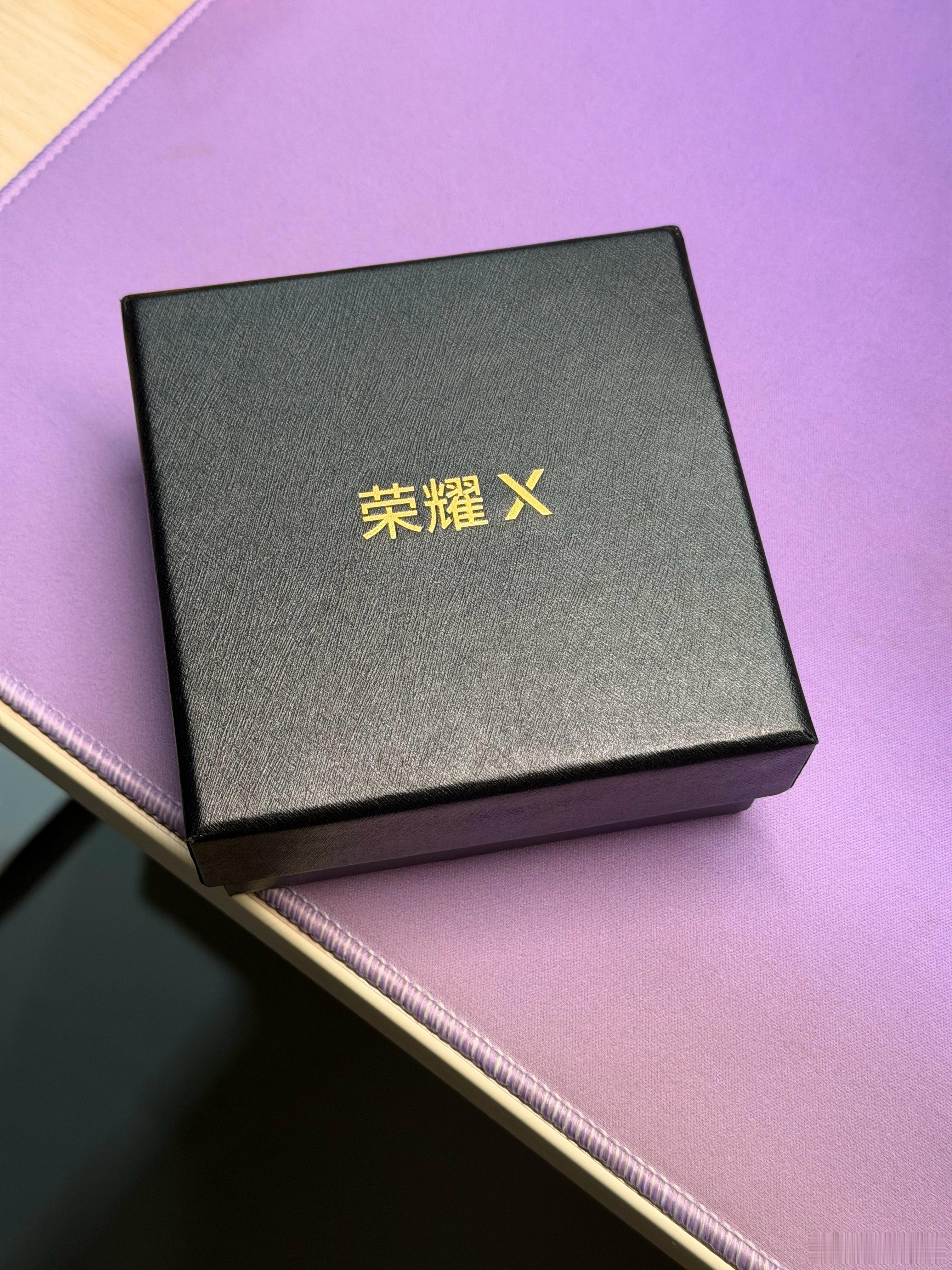 收到了荣耀X80 Pro Max的邀请函，似乎是一个宇宙魔方。 