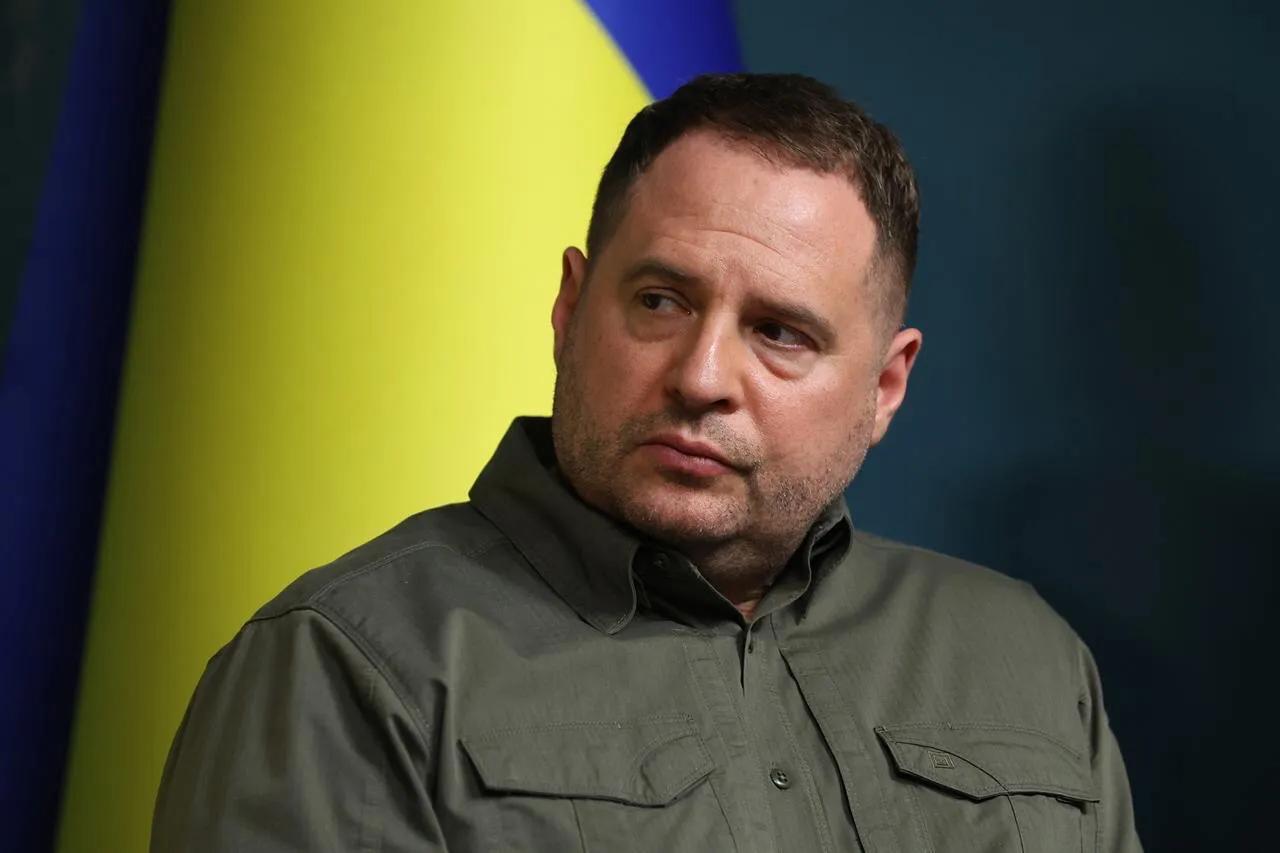 对乌克兰总统泽连斯基心理打击最大的，是他的心腹幕僚长叶尔马克因卷入贪腐丑闻而辞职