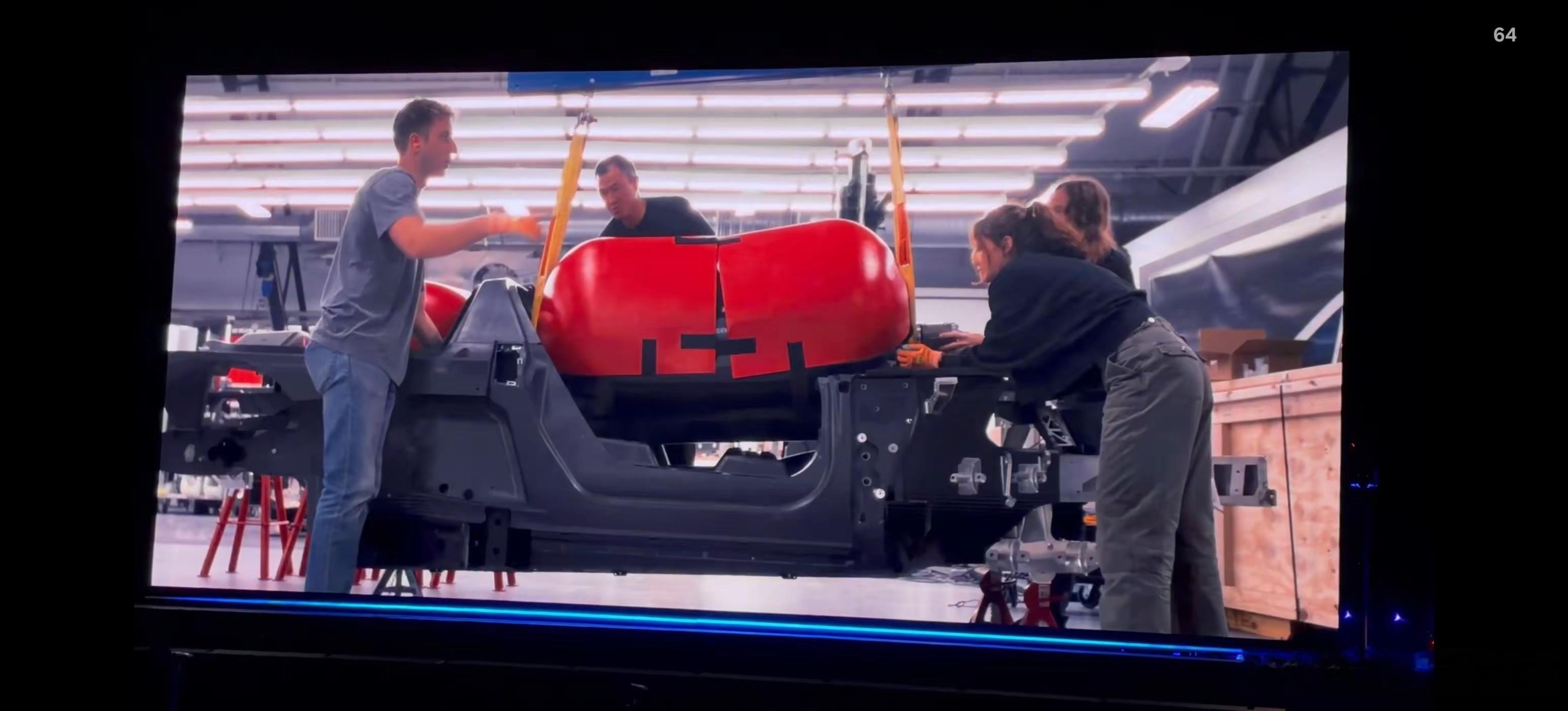 特斯拉Roadster2就是一个带可回收功能的飞行器，纯粹展示科技实力，这么大的