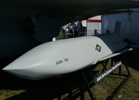 美国继续拱火，计划向乌克兰提供联合防空区外发射空地导弹，射程更远，并且该导弹具有