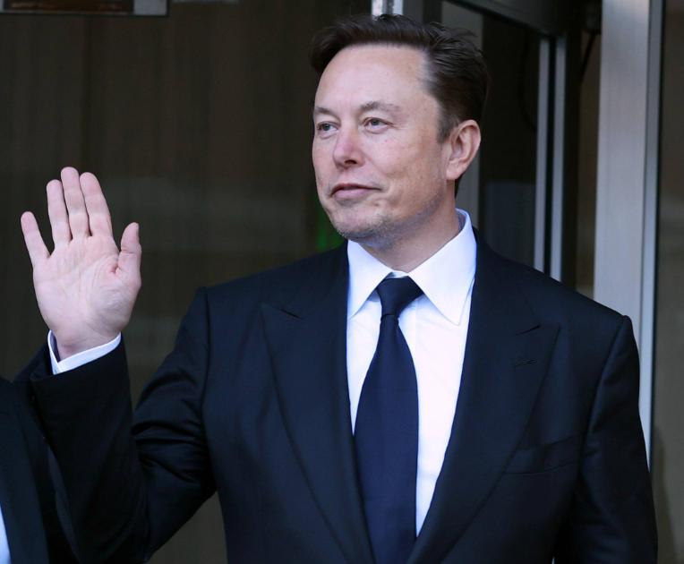 马斯克放话：明年给全美每个孩子白送一股SpaceX股票，账面看着是上百亿美元，听