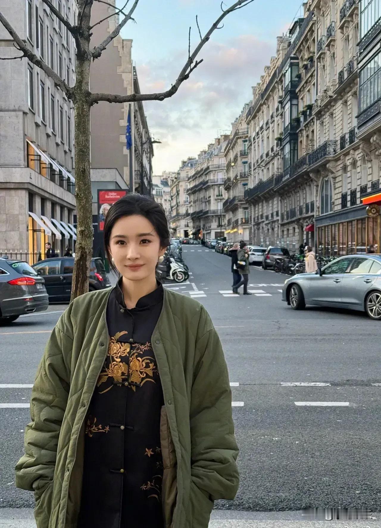 杨幂的中式穿搭美爆了法国！她是个爱国的女艺人，喜欢弘扬中华文化。女明星有很多都在
