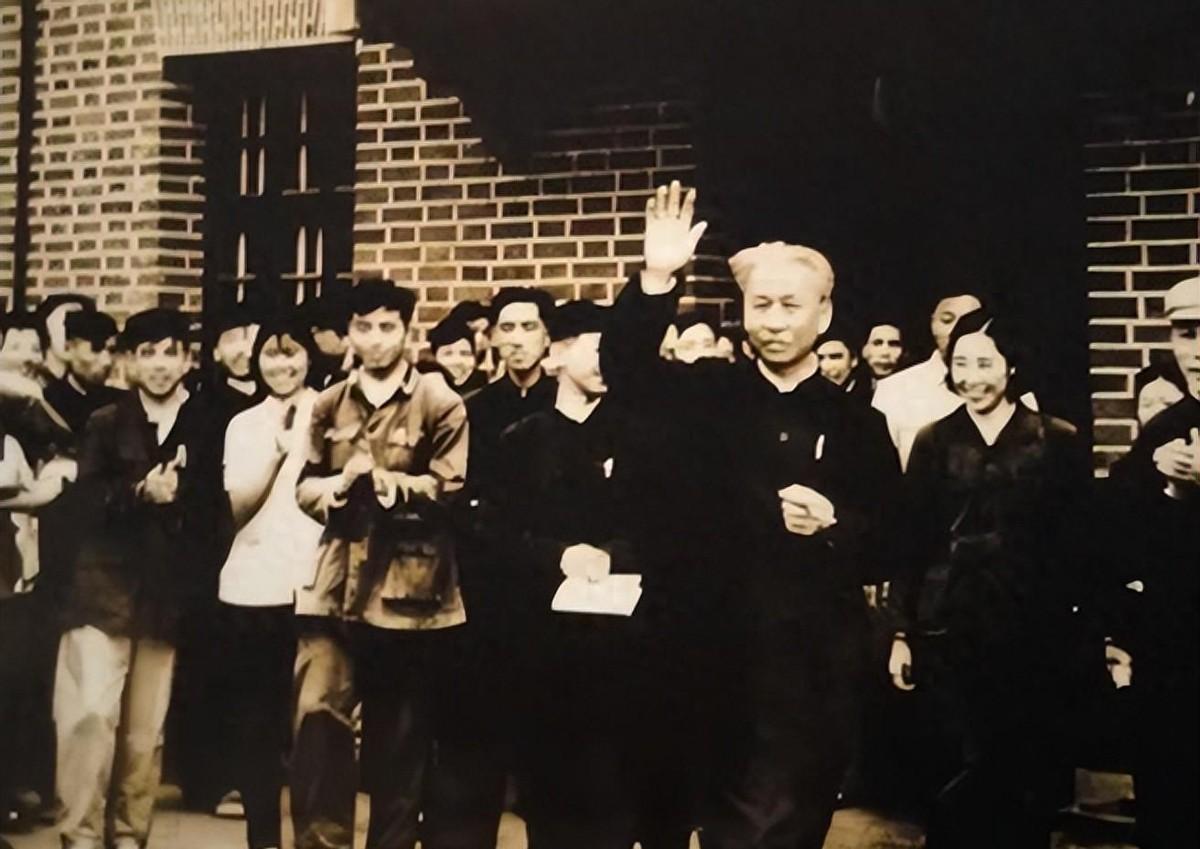 1949年刘少奇接见一位国民党将领，感激地握手并称赞他在十八年前所立下的杰出功绩