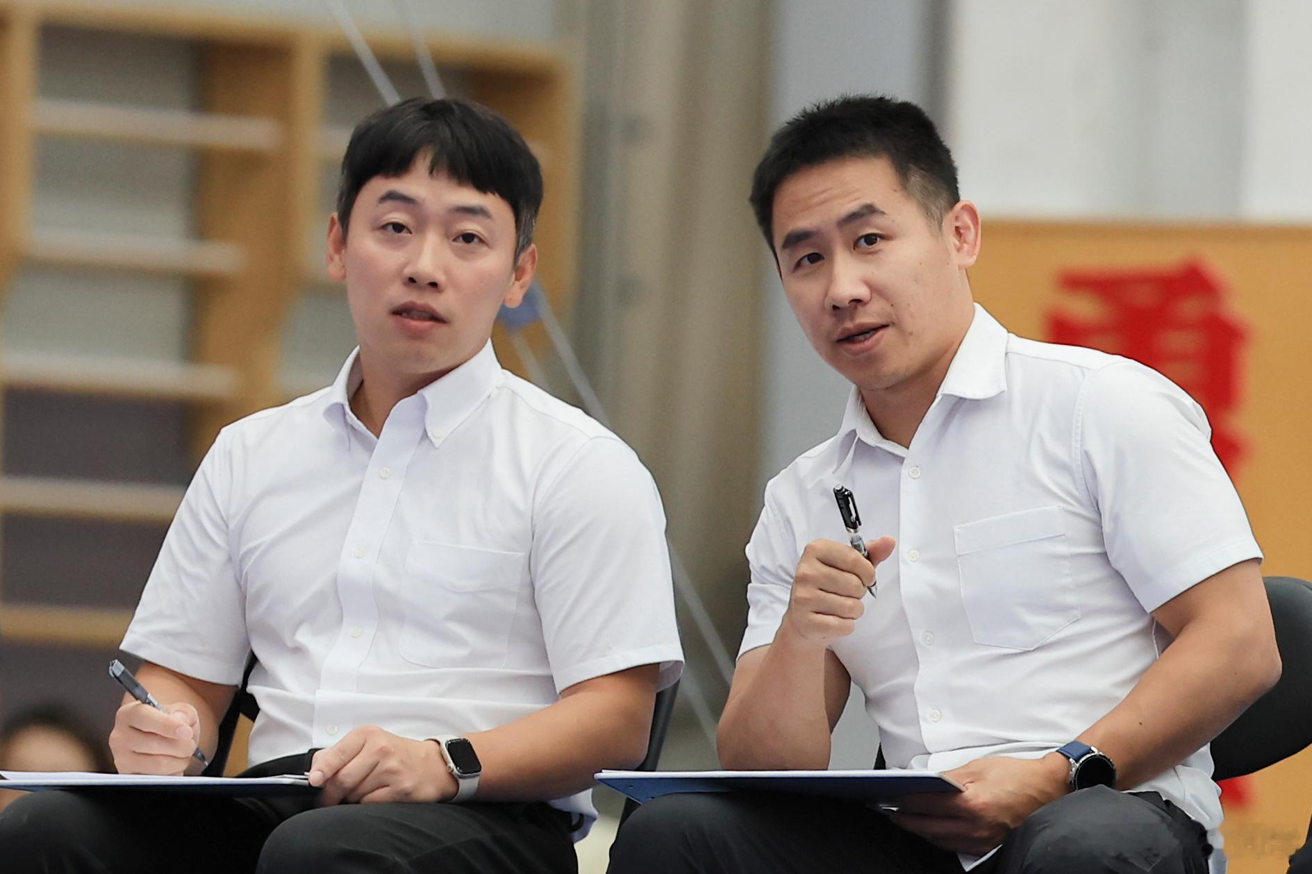 亚运会 9月3日，在实战测验中担任裁判的邹凯和严明勇在测验中交流。严明勇之前在全
