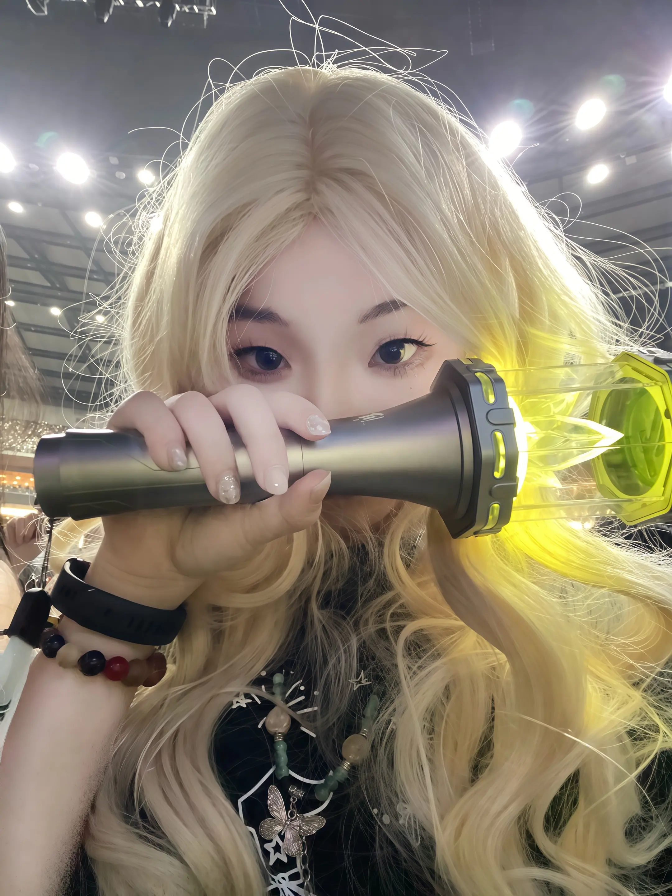 怎么会呆在彼此身边也时刻在思念 原来我们的爱从不因距离而改变