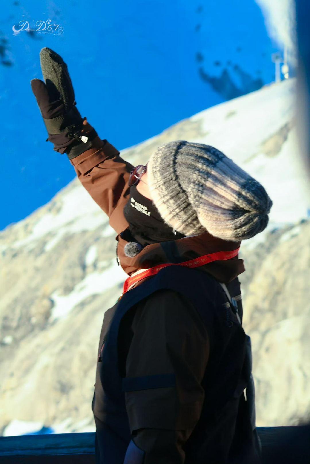 王铮亮快乐老友记路透 亮哥是什么全能偶像！雪山徒步带伤上阵三小时不喊累，下山秒变