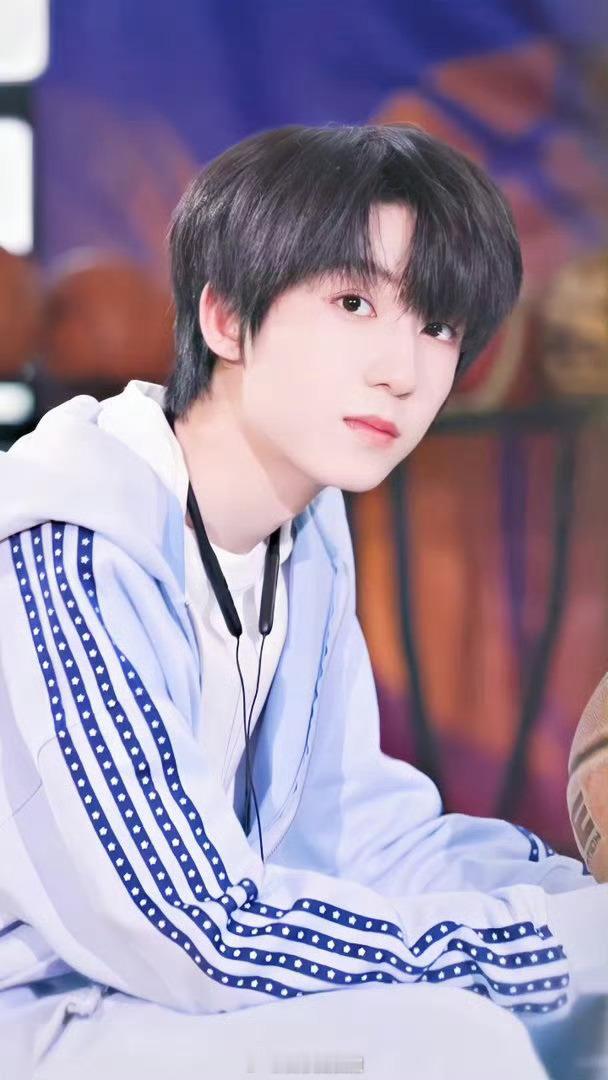 杨博文帽子被挤掉杨博文帽子被私生挤掉现场场面太过混乱拥挤，杨博文帽子不幸被私生挤