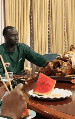 南京同曦队外援在新疆吃着最地道的烤全羊真是吃美了，帕克伸出大拇指👍🏻，大外援