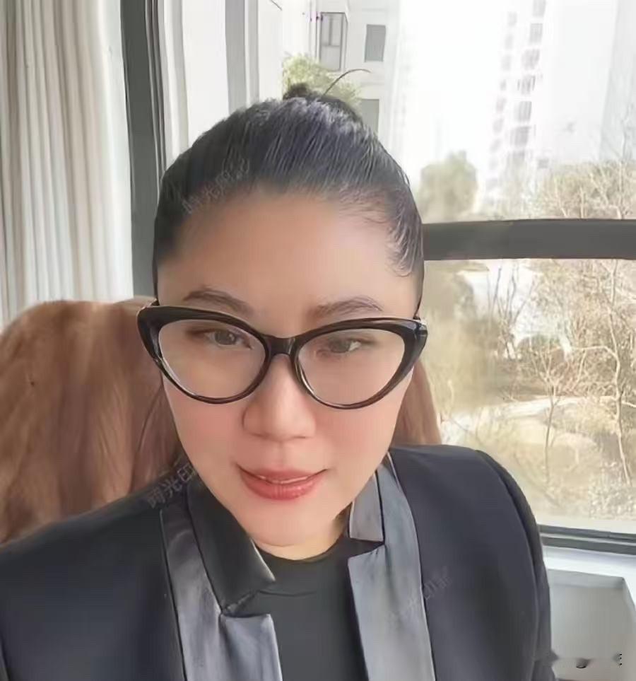 相由心生，这话真不是随便说的。

CoCo的变化，藏都藏不住。

她跟谢贤分开之