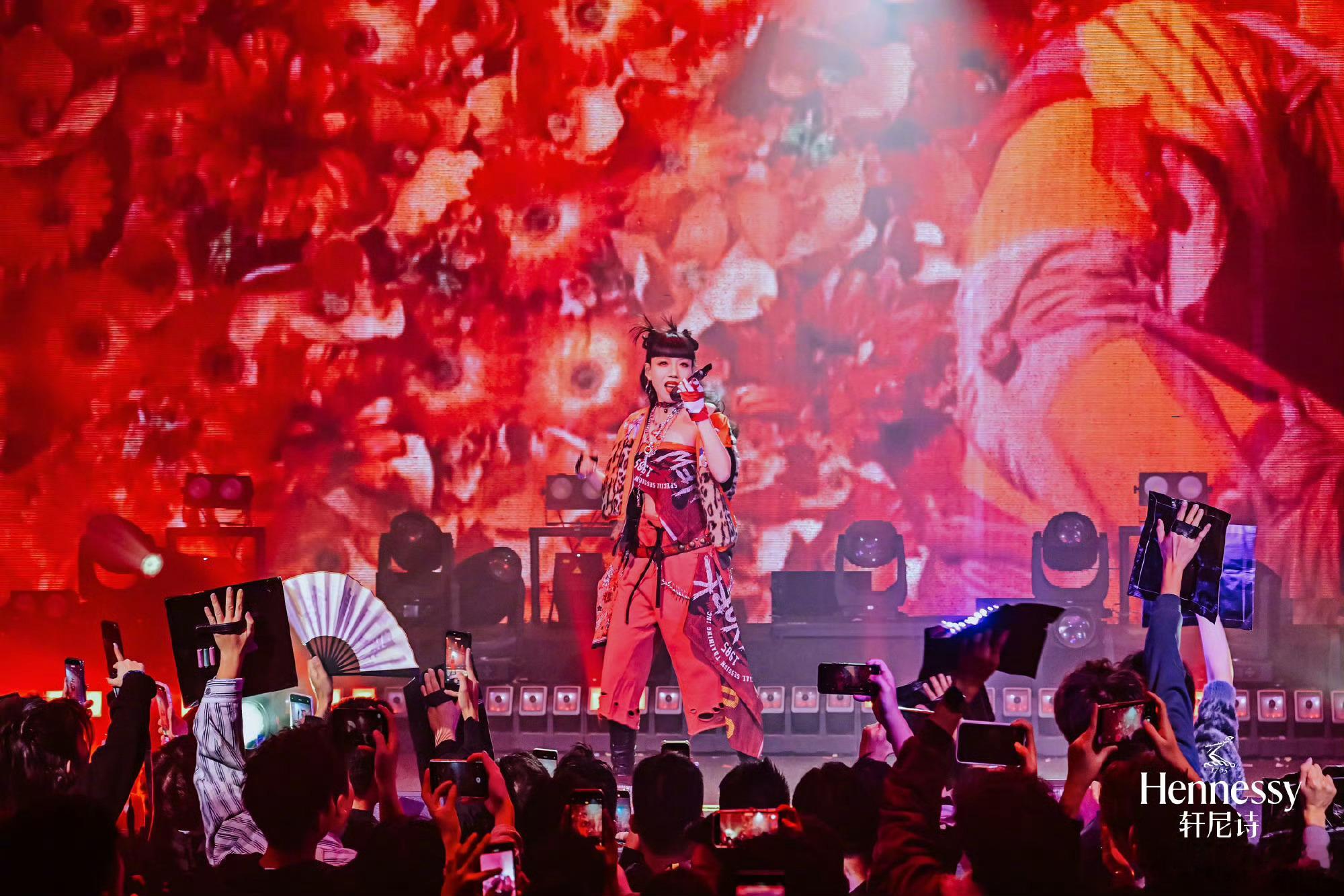 卸下舞台浓妆依旧亮眼，吴莫愁低调现身歌手彩排现场，专心备战竞演，用唱功证明硬实力