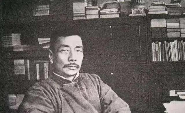 鲁迅正在开会，特务突然闯了进来问：“谁是鲁迅？”鲁迅不慌不忙地说：“这儿没人叫鲁