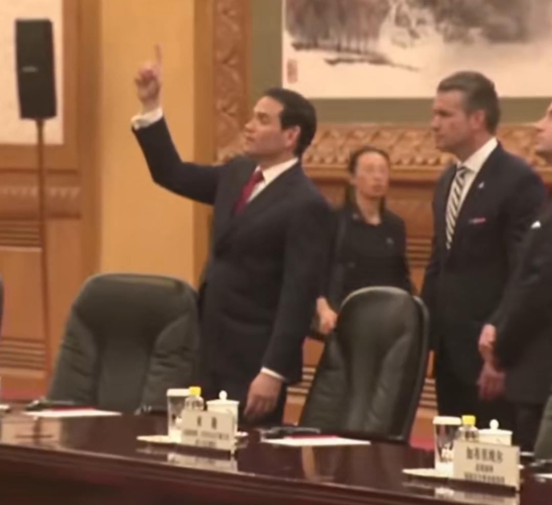鲁比奥第一次走进大会堂，看到大会堂会议厅里的大吊顶都惊呆了，连连仰头细看，还不停