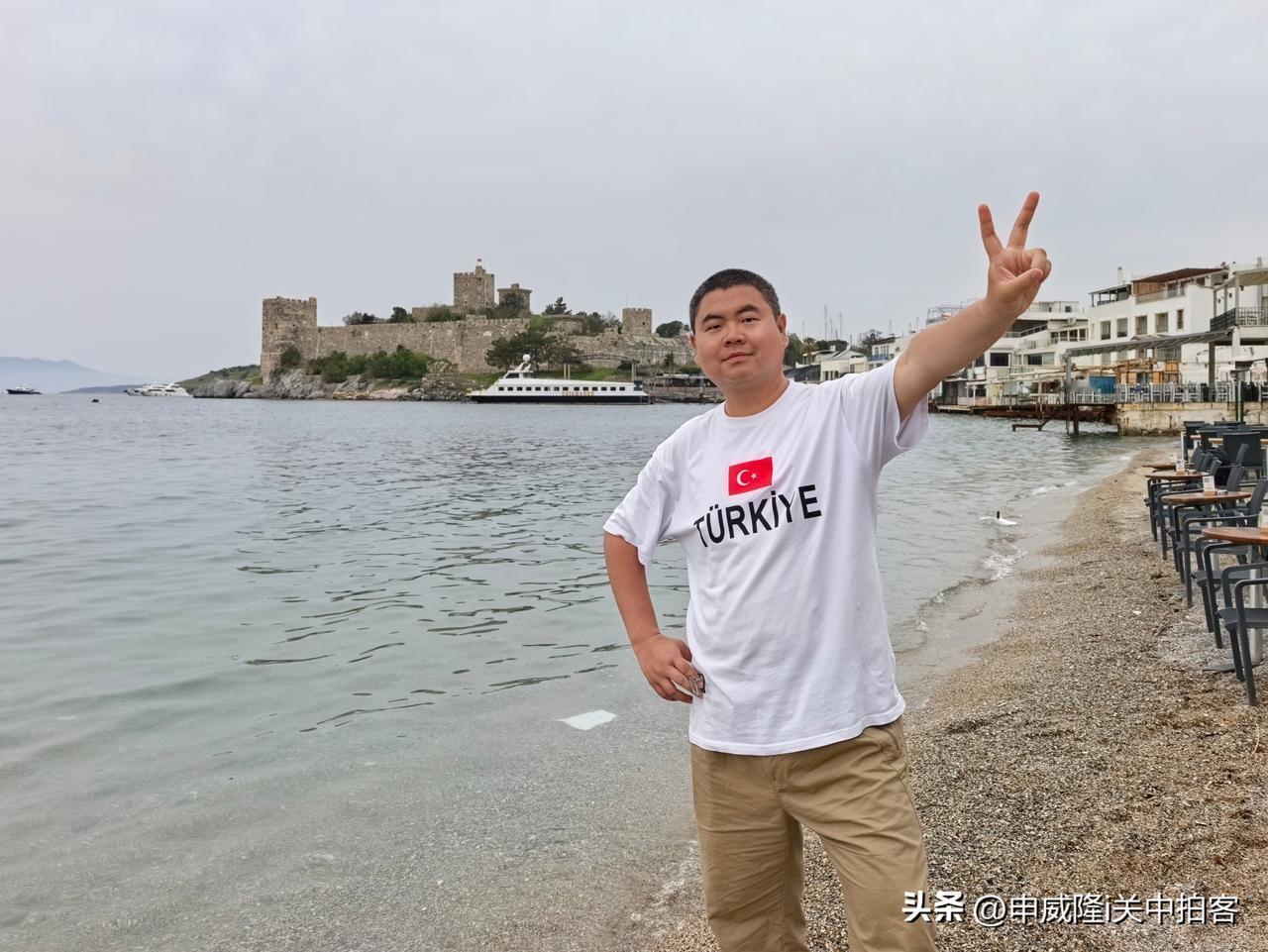 上午，在博德鲁姆，游览完城堡，我又来到海滩。夜晚，灯红酒绿，热闹非凡；白天，游人