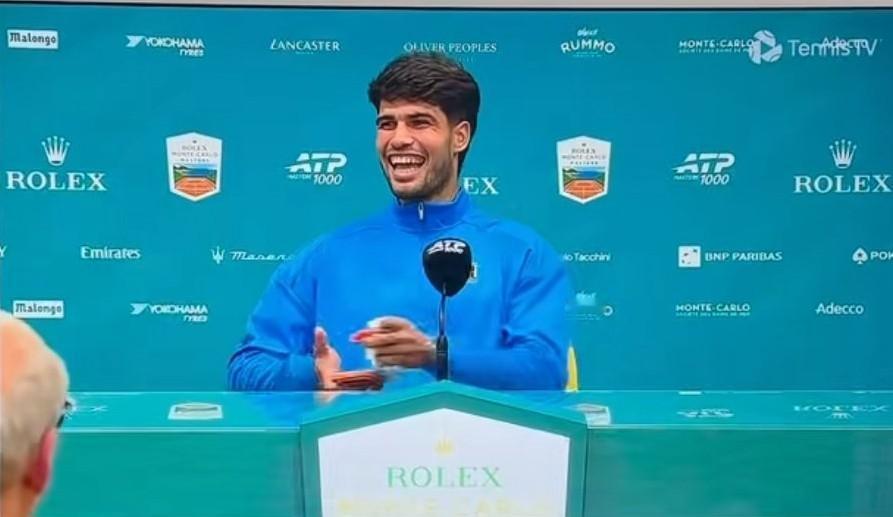 阿卡和辛纳决赛赛后接受采访时鲜明的对比！
阿卡:没坐下来就已经听到他爽朗的笑声了