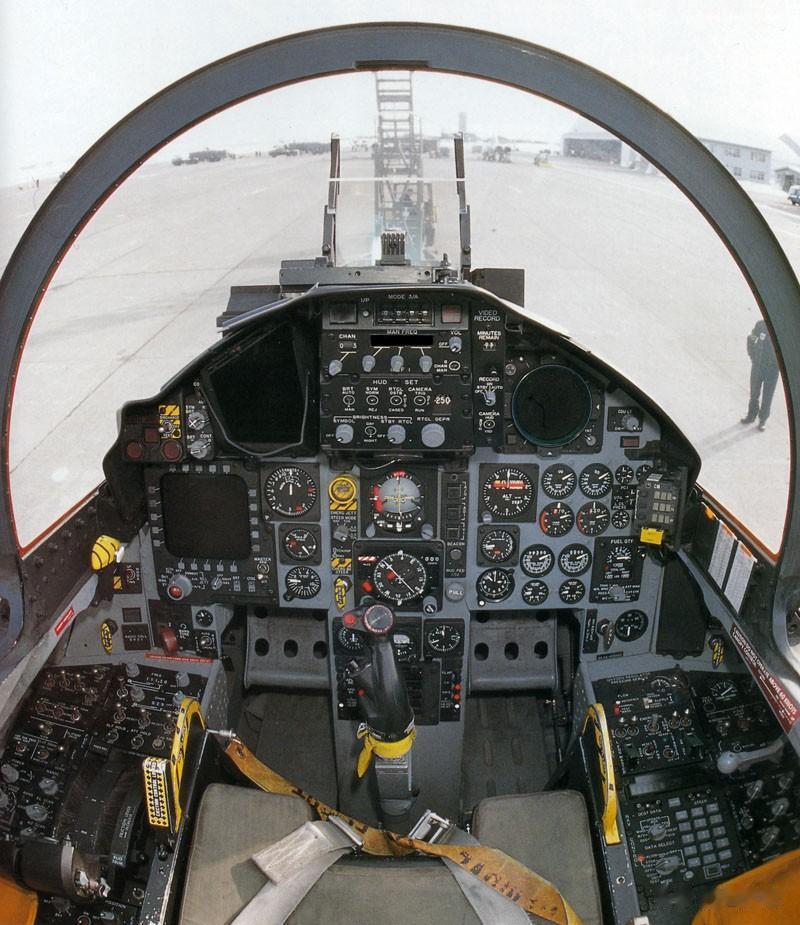 F-15驾驶舱演变过程，你能认出分别是哪一代吗？