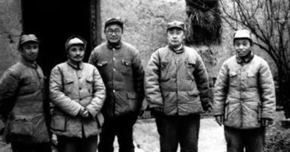 邓子恢忧虑淮海战场形势，专门请示中央，能否让东北野战军抽调一个兵团增援？
194