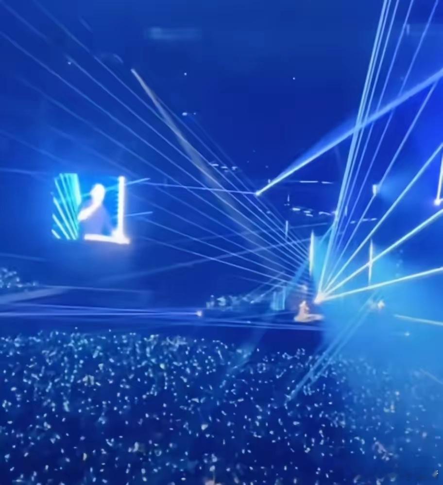 刀郎南京演唱会完美落幕，相比之前两场有不少亮点：​1；这次收拾好情绪没有流泪（逆