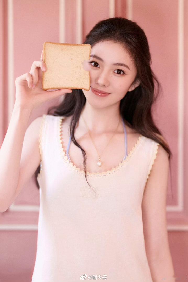 王晓晨看刘浩存像李湘看王诗龄 王晓晨看刘浩存变如脸 哈哈哈哈哈看到王晓晨看刘浩存