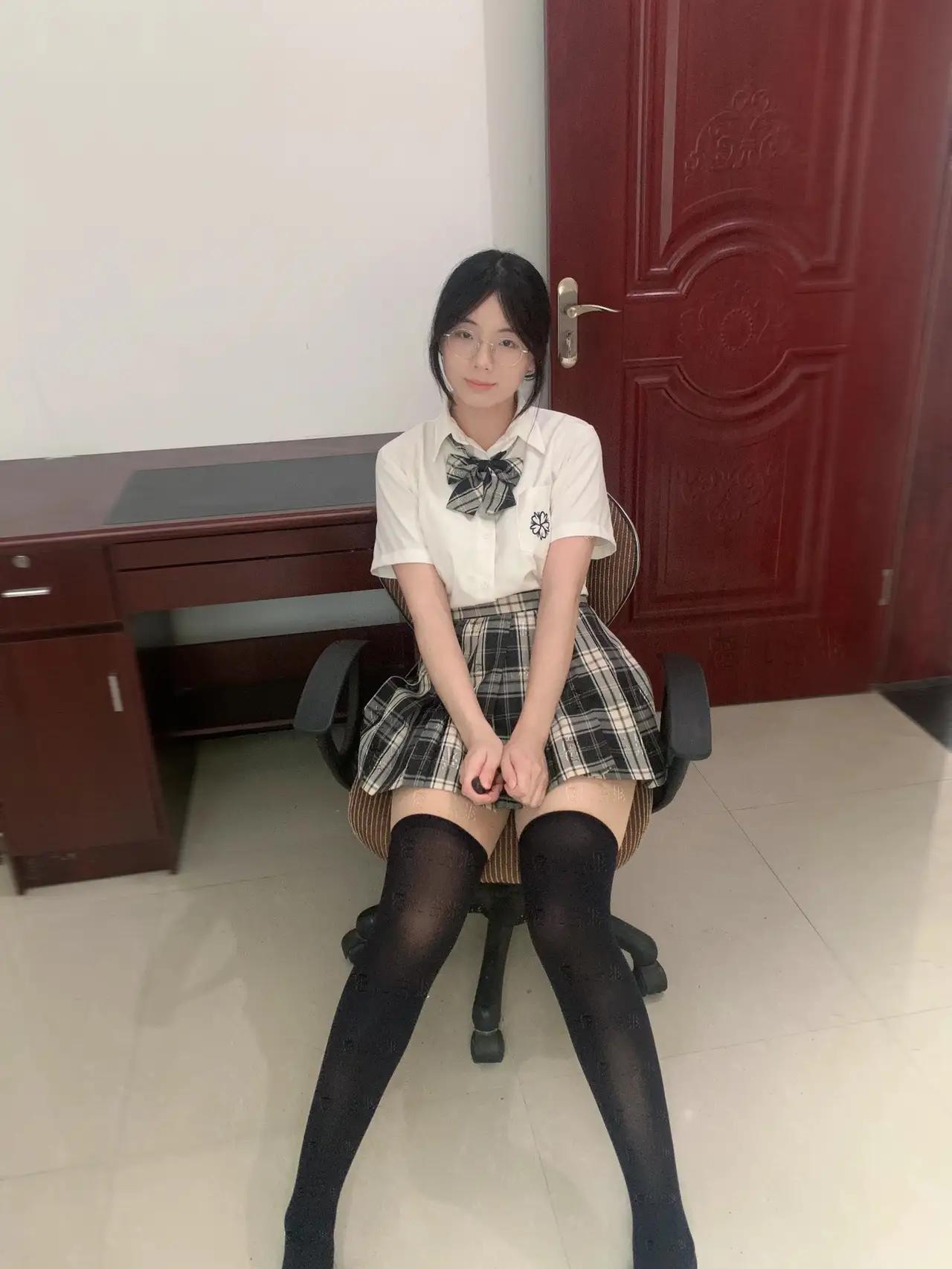 校园风少女穿搭，黑白格子裙配蝴蝶结，甜美可爱！旗袍日常穿搭分享 什么样的女人算自