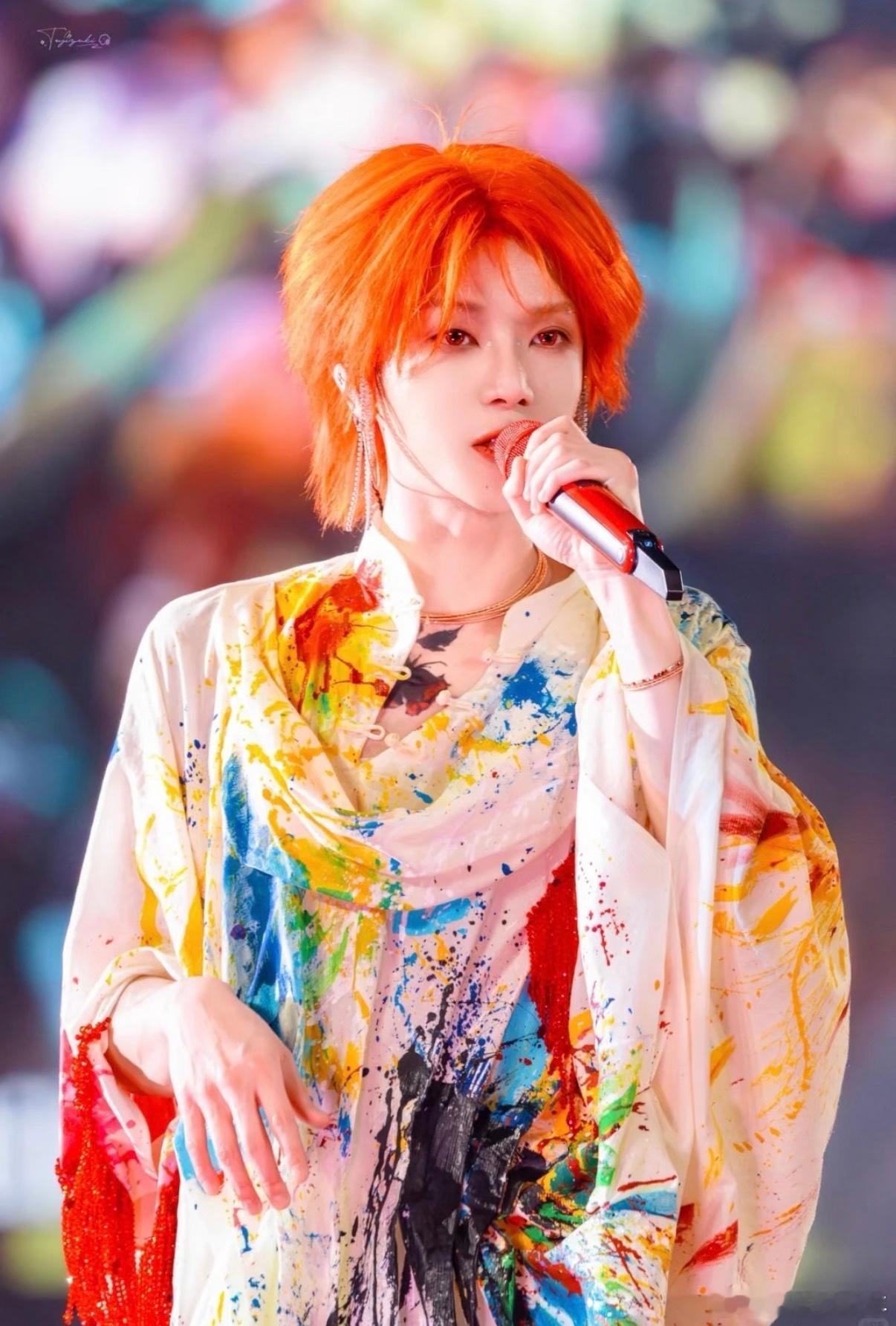 华晨宇本命年穿骐骥红湖南卫视跨年演唱会微博跨年狂欢节 华晨宇又来承包跨年夜了！海