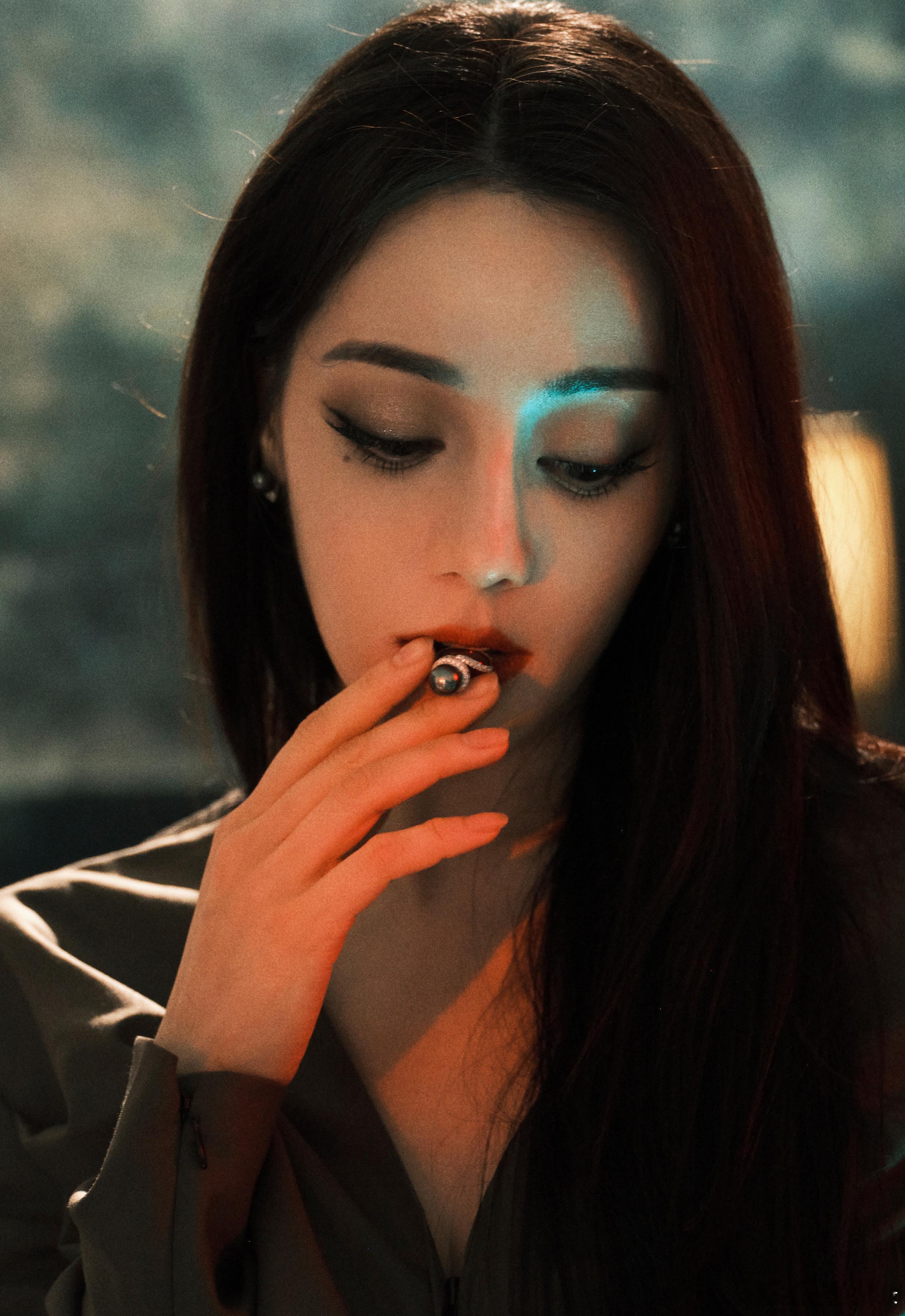 没有人会不被这两张迪丽热巴震撼。 ​​​