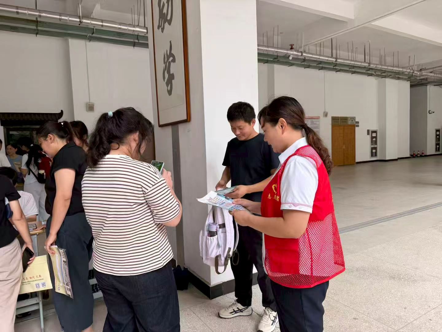 这次赶上黄山区联通客户日进小区做公益活动，大热天工作人员还坚守在社区现场，真心要