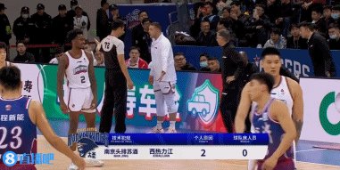 作为主教练的西热不满判罚被2技犯驱逐，作为球员的他，还能继续打球吗？

此前一直