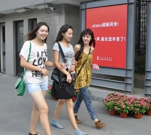 我觉得大学热巴在新疆算顶级漂亮！大学时的热巴颜值真的超惊艳！ 