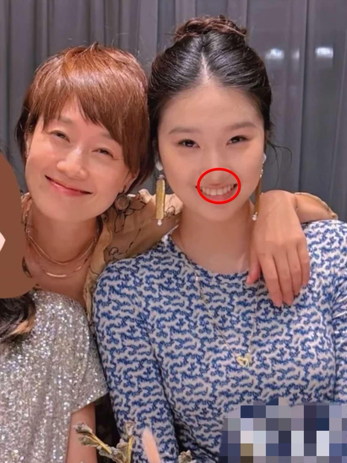 大家发现了吗？
马伊琍的女儿文君竹有点不对劲，
不是长得成熟，也不是没她妈妈好看