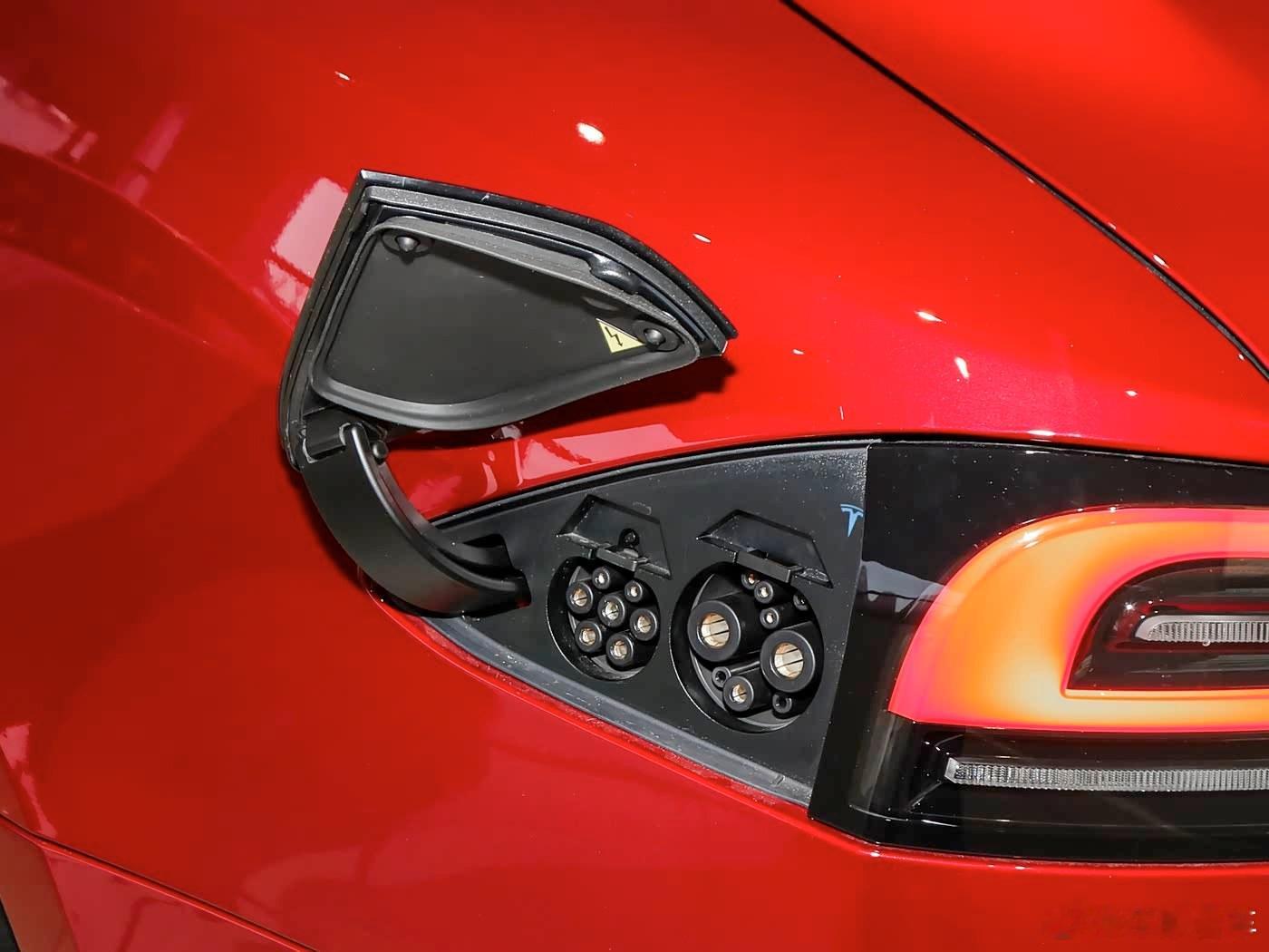 给特斯拉充电，想到一个问题特斯拉在从制造到体验其实很多方面都是在破油车的圈的，化