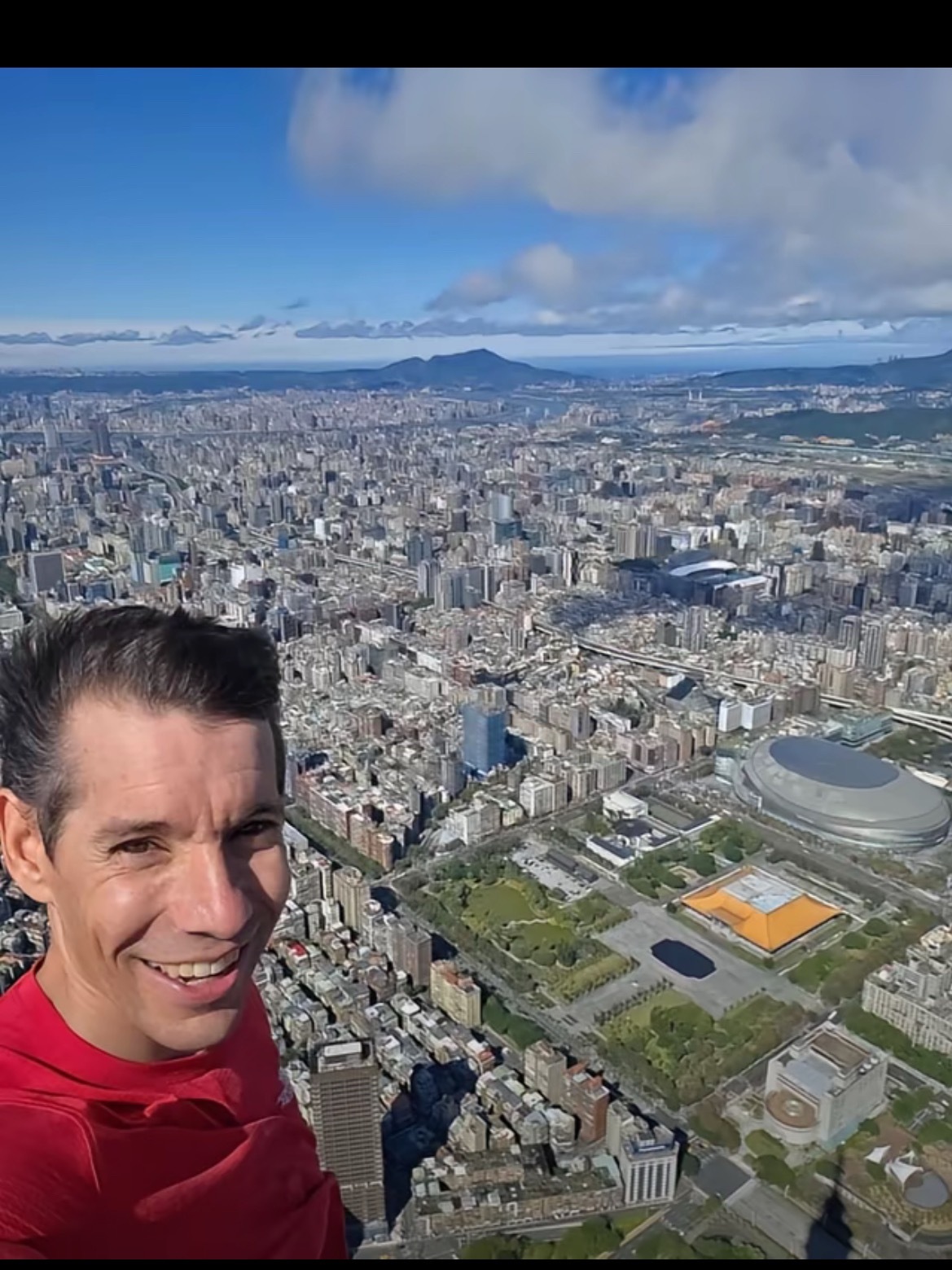 徒手爬台北101这大哥太吊了，恐高怎么克服啊美国运动员成功徒手攀爬台北101