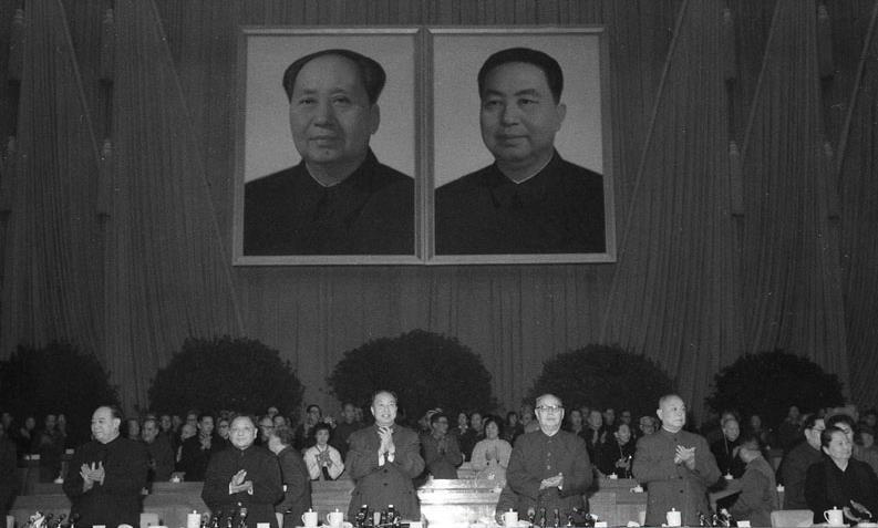 中华人民共和国第五届全国人民代表大会第一次会议在人民大会堂隆重举行。庄严的人民大