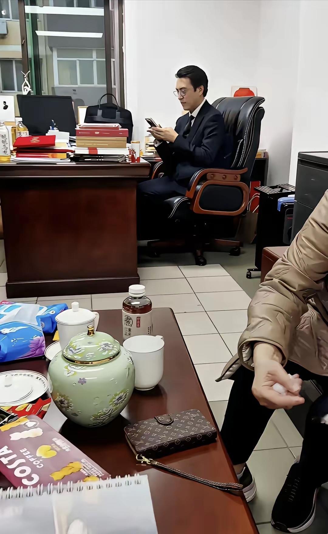 靳东的办公室非常朴素，比我想象的都低调